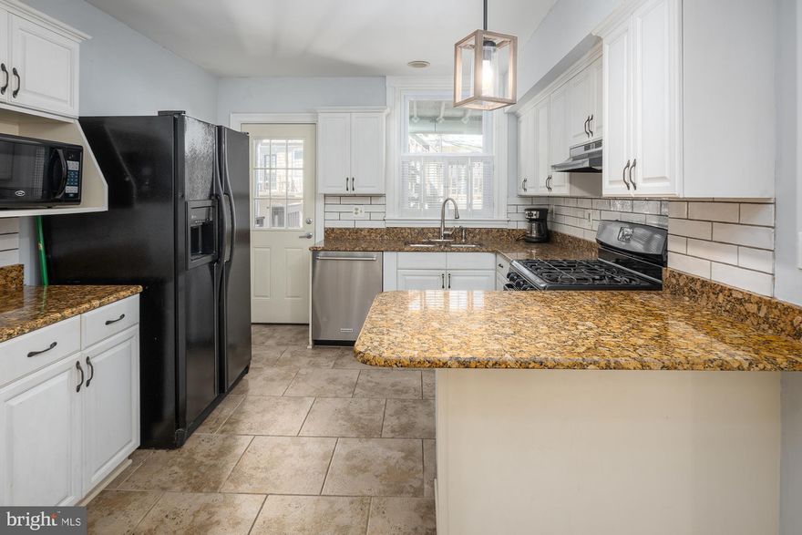 3bd/2ba, parking pad, rooftop deck, finished basement. Main floor: open layout w/ living and dining areas, kitchen w/ eat-in breakfast bar. Upstairs: 2bd, 1 full bathroom, basement: 3rd bedroom, full bathroom, laundry room and storage. Parking pad & rooftop deck. Convenient to O'Donnell Square, downtown Inner Harbor and plenty of local establishments.