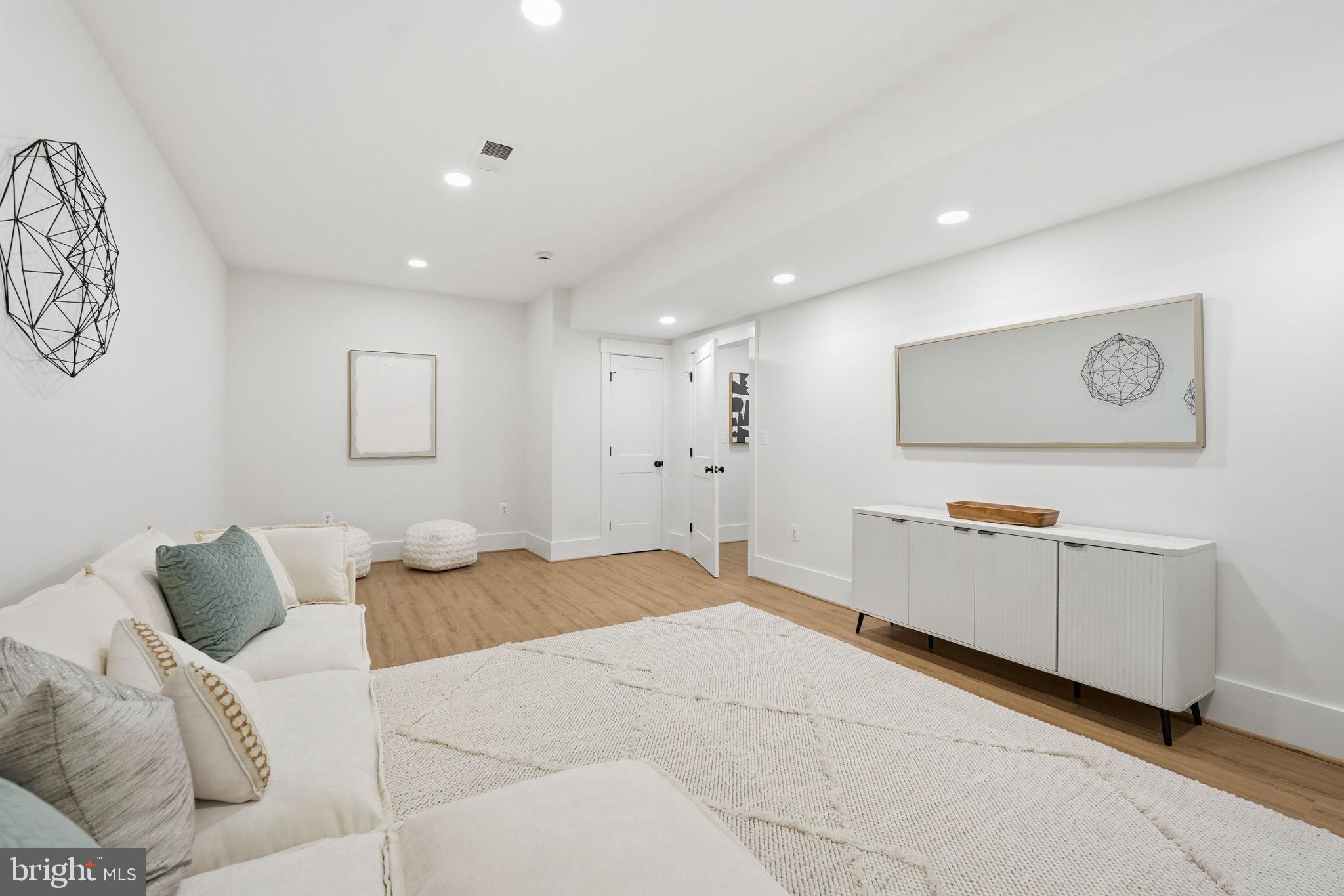 FALLS CHURCH - Residential