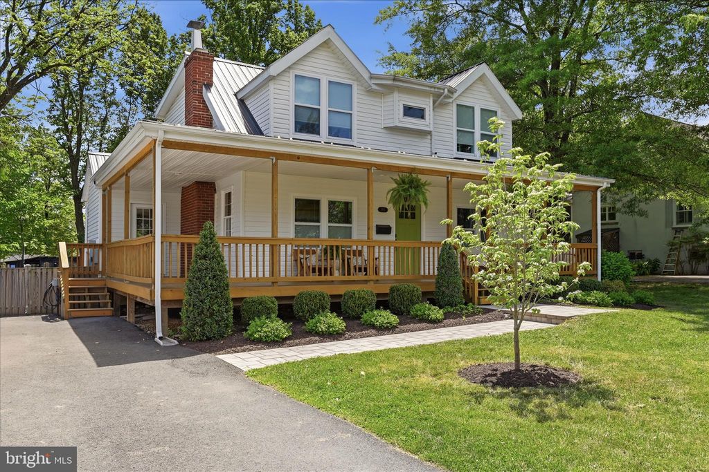 Photo of 405 Edwards Ferry Road NE, LEESBURG, VA 20176 (MLS # VALO2124600)