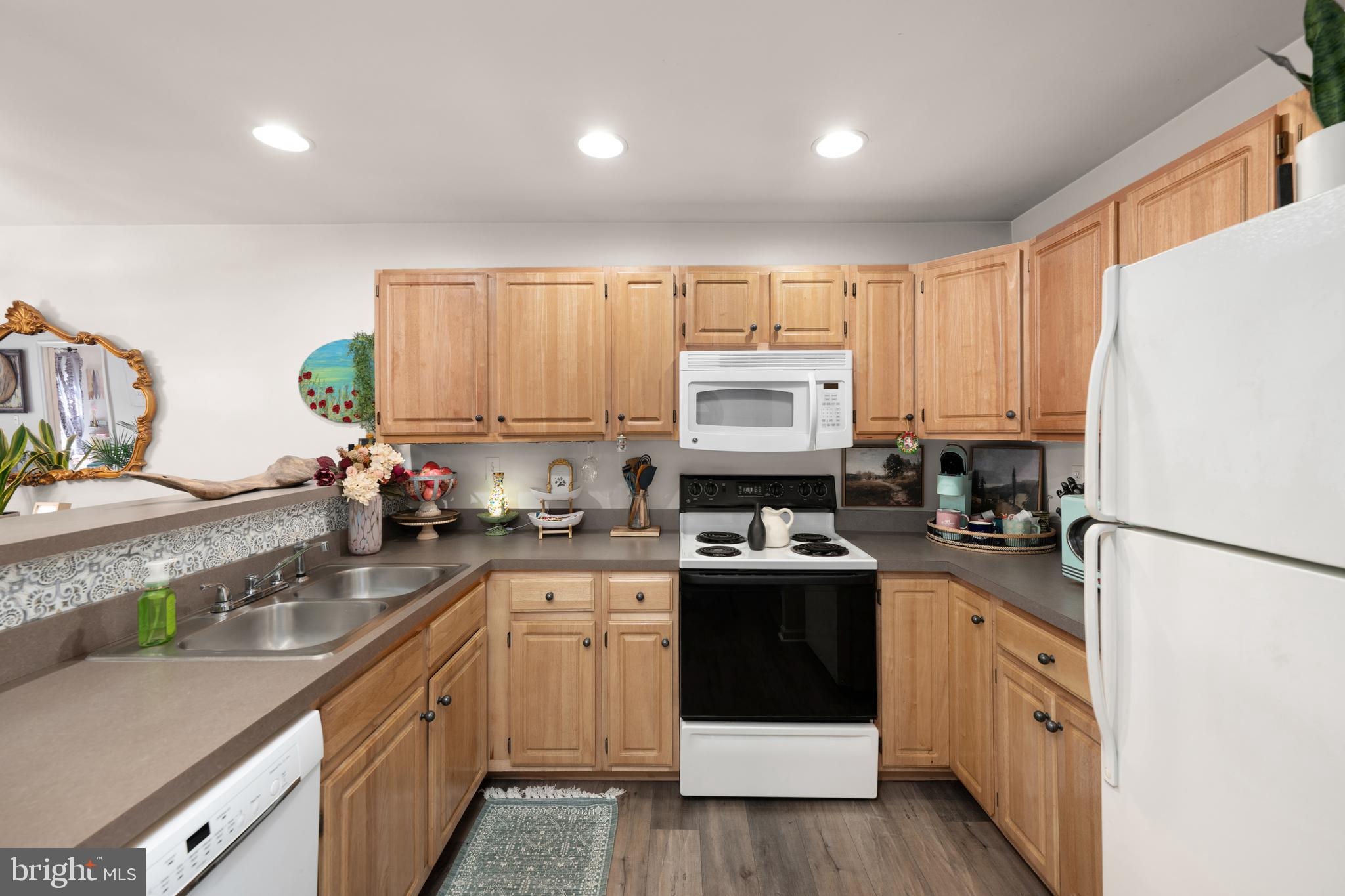 SANIBEL VILLAGE - Residential