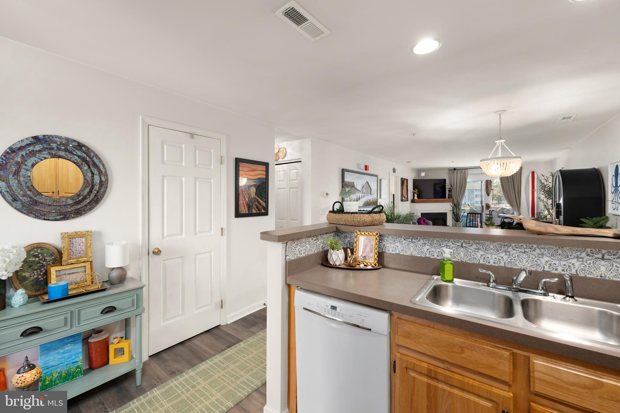 SANIBEL VILLAGE - Residential