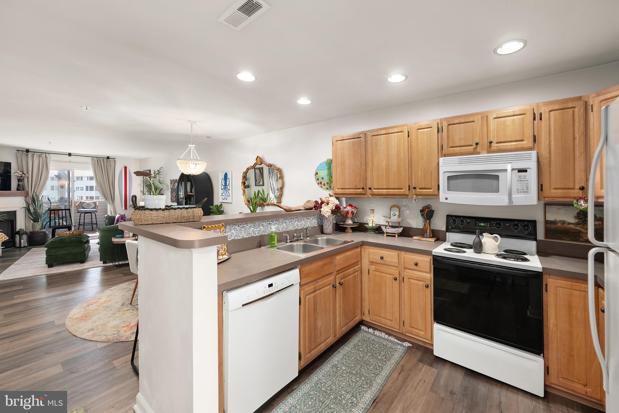 SANIBEL VILLAGE - Residential