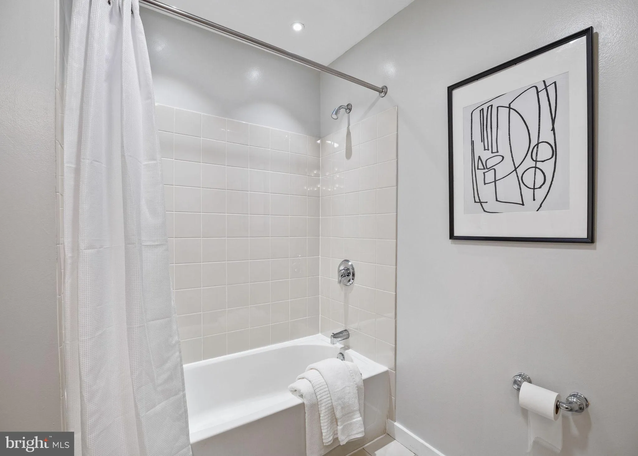 Philadelphia, Pennsylvania 19106, United States, 2 Bedrooms Bedrooms, ,2 BathroomsBathrooms,Residential,Contingent,214868