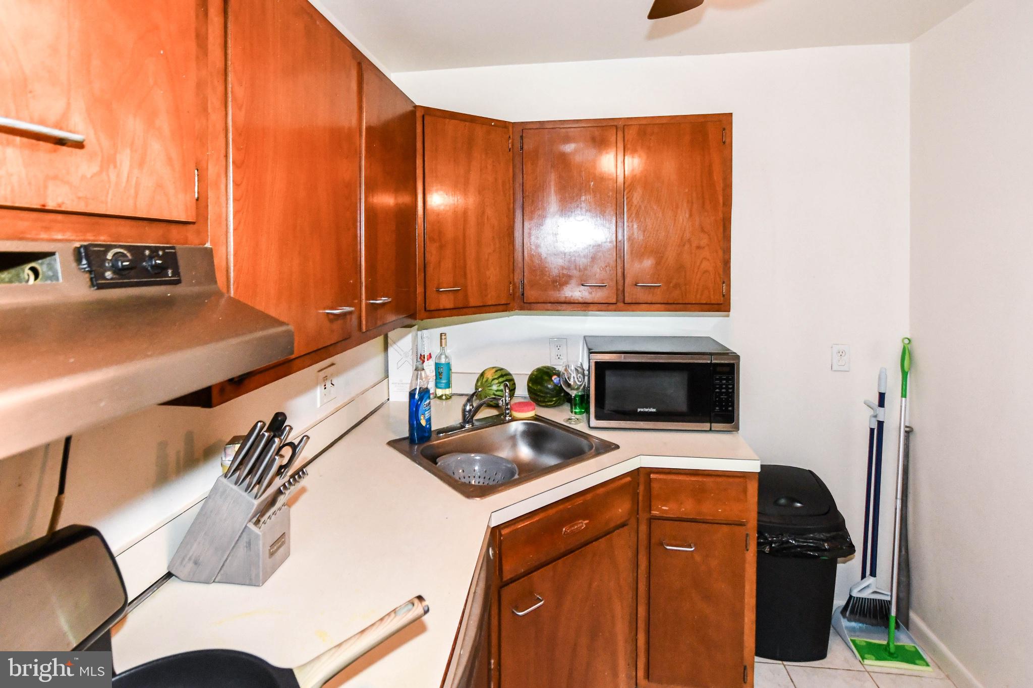 HUNTLEY SQUARE CONDOMINIUMS - Residential