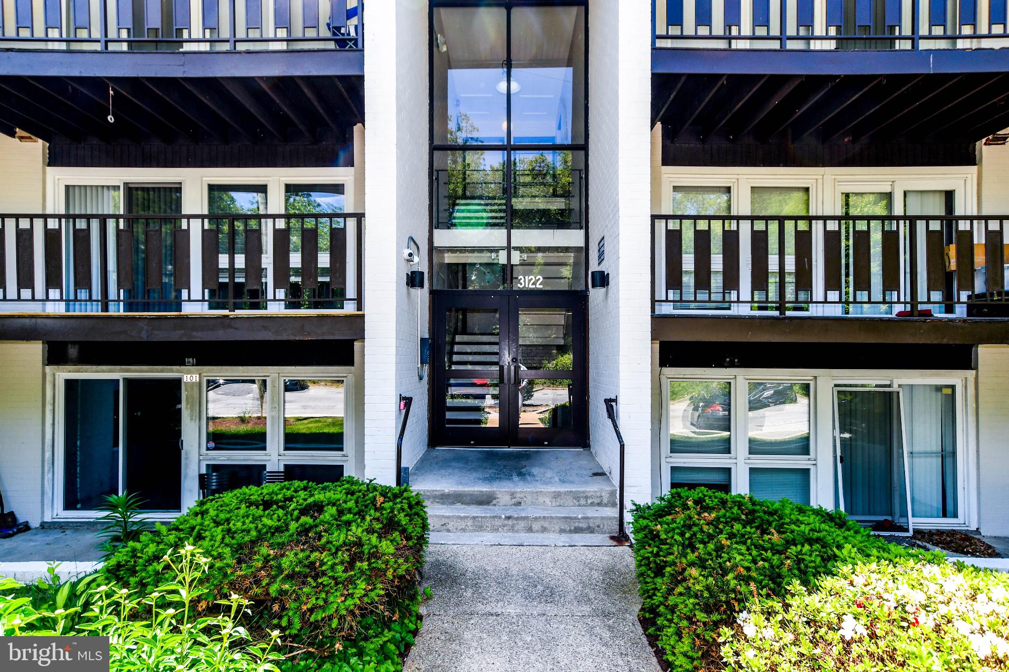 HUNTLEY SQUARE CONDOMINIUMS - Residential