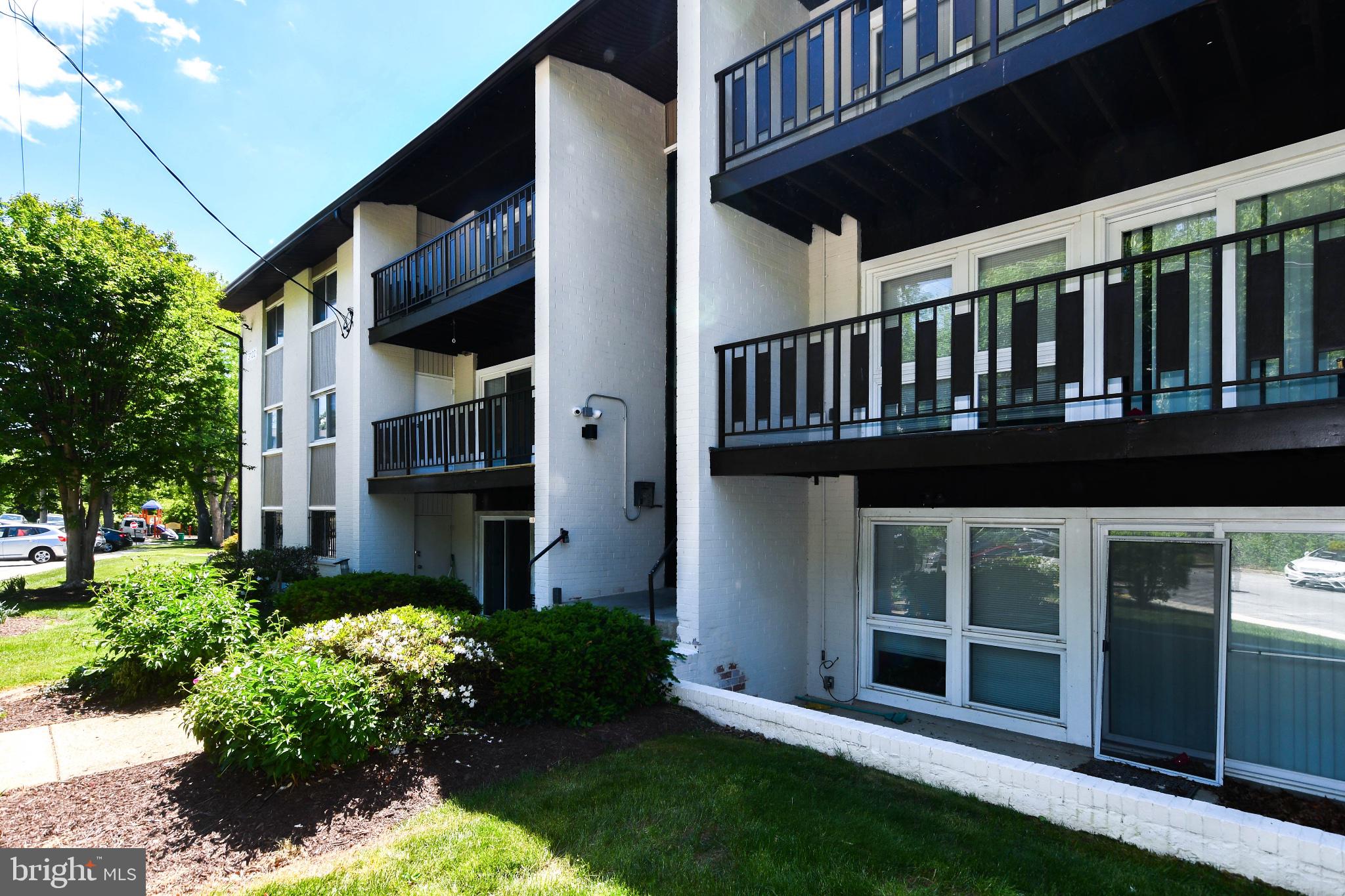 HUNTLEY SQUARE CONDOMINIUMS - Residential