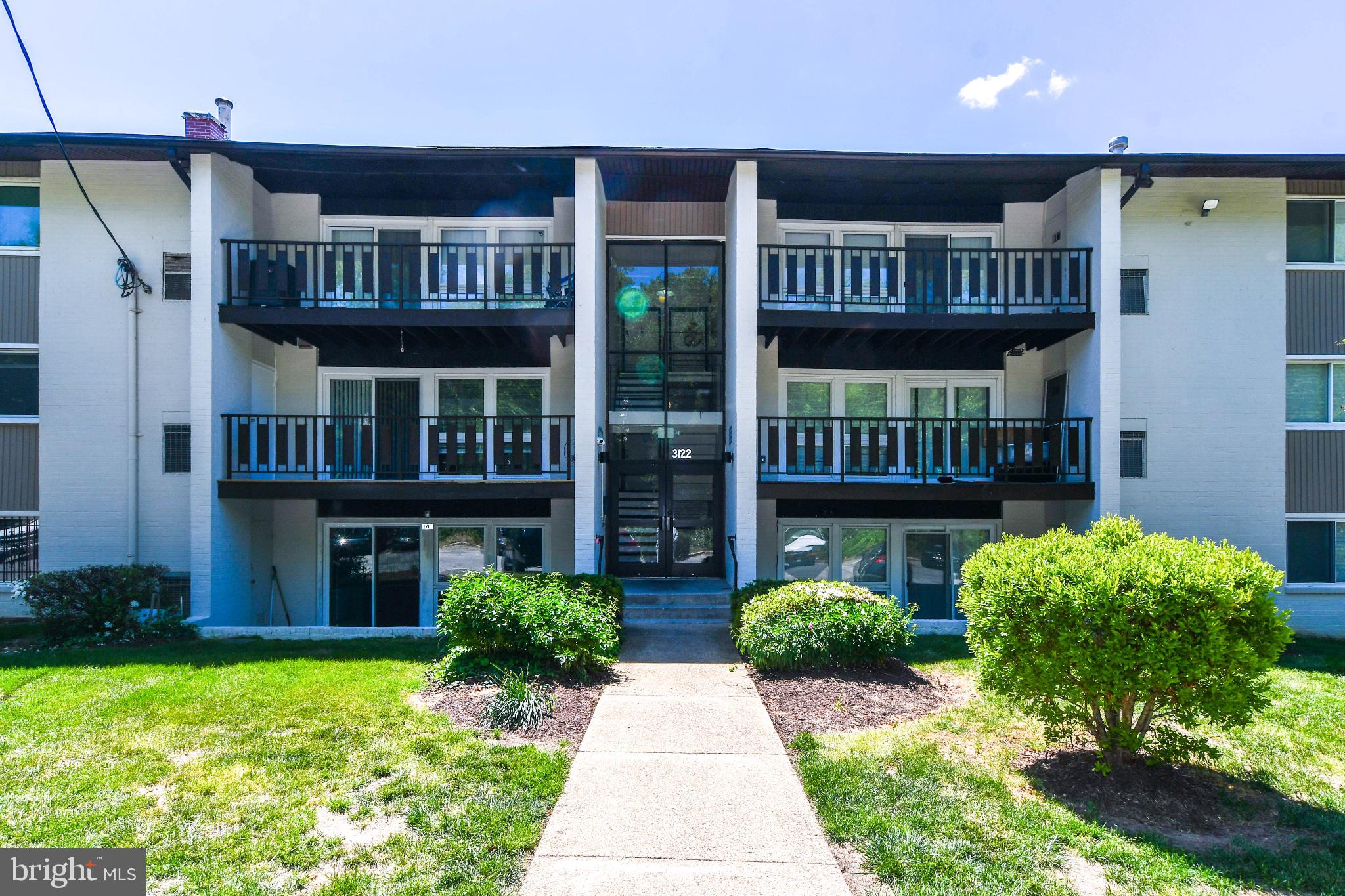 HUNTLEY SQUARE CONDOMINIUMS - Residential