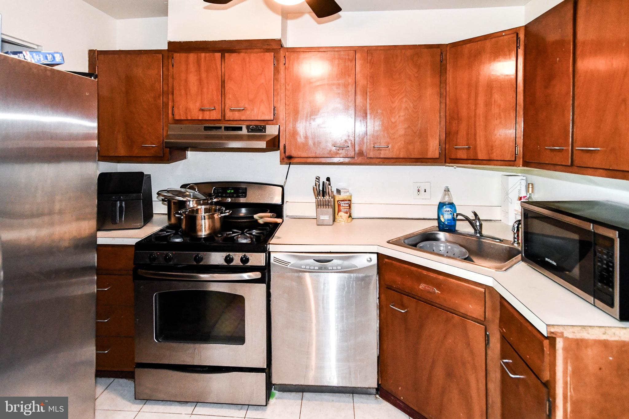 HUNTLEY SQUARE CONDOMINIUMS - Residential
