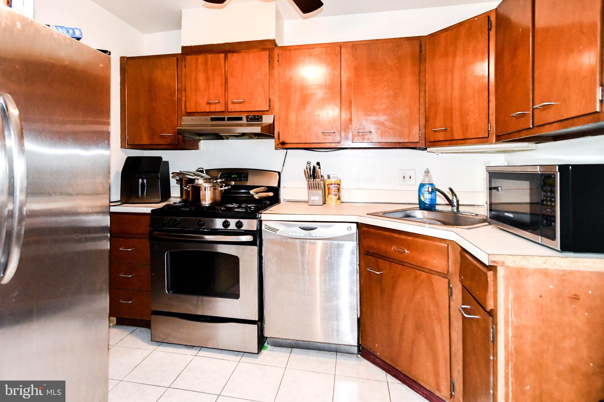 HUNTLEY SQUARE CONDOMINIUMS - Residential