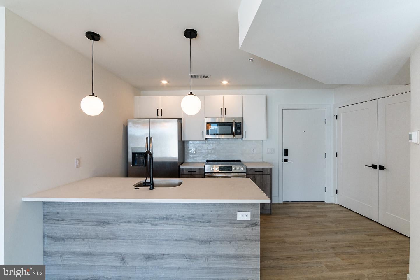 629 W GIRARD AVENUE 401