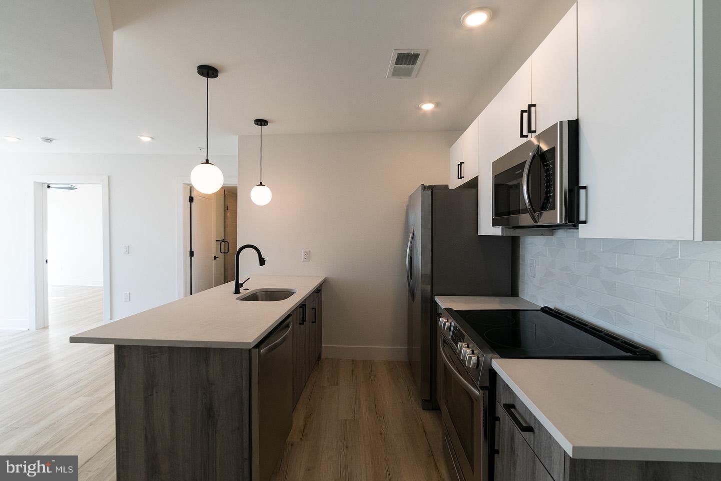 629 W GIRARD AVENUE 401