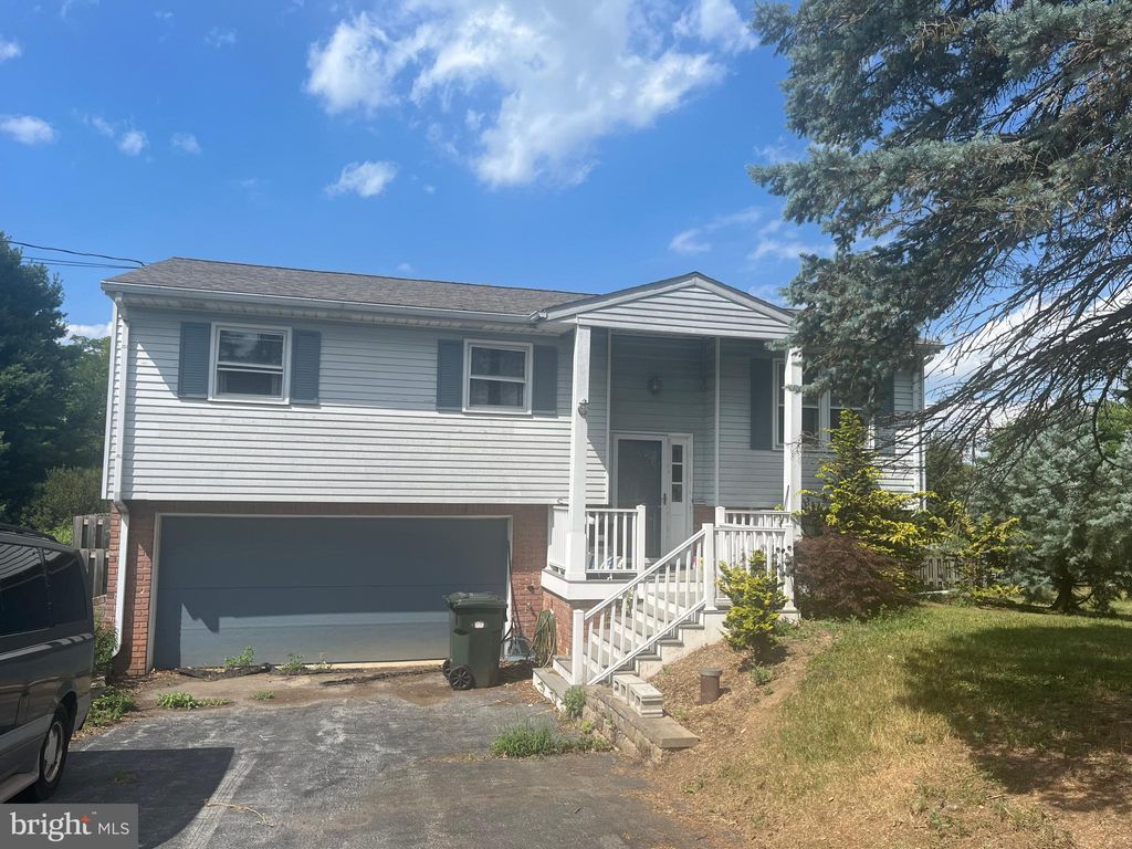 Photo of 105 Brusen Drive, Lititz, PA 17543 (MLS # PALA2054364)