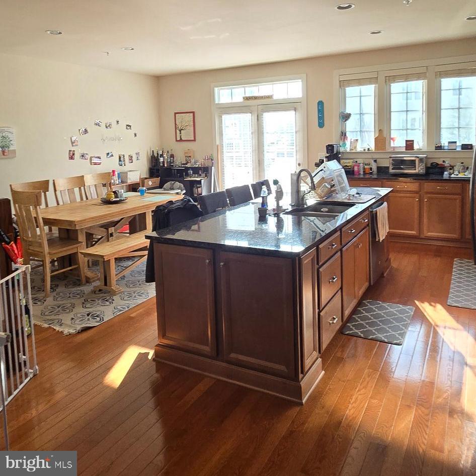 DISCOVERY SQUARE - Residential Lease