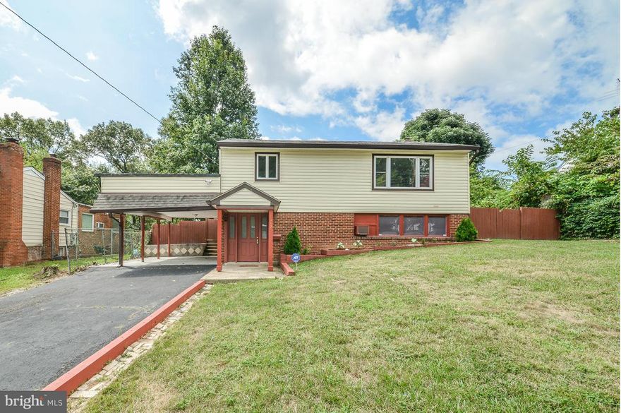 ***SHOWS EXTREMELY WELL***Completely Move-In Ready!!! *** MUST SEE *** Upgrades include: appliances, granite countertop, hardwood floors, bathroom fixtures, fresh paint. *** The backyard is large & very flat (perfect area) *** The 2 tiered wooden deck is enormous & private (perfect place to entertain or relax) *** Street doesn't have much traffic & the area is quiet & well-kept!!!