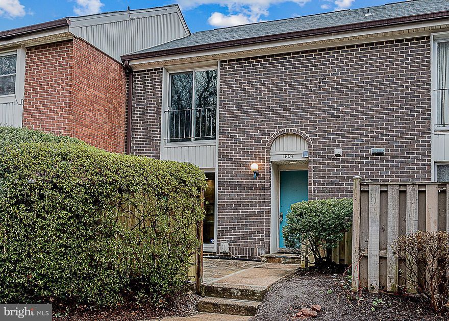 Fabulous Mount Washington townhome with 3 bedrooms on the upper level and 1 bedroom/study in the separate entrance/walkout basement level.  The primary bedroom has its own full bathroom, secondary bedrooms share one full bath and there is a convenient 1/2 bathroom on the main floor as well.  This home has been recently renovated to include UPDATED BATHROOMS throughout, brand NEW CARPETING and refinished HARDWOOD FLOORS.  Laundry suite and dishwasher are less than 2 years old and the oven and microwave are BRAND NEW!!  This home is large, at 3000+ total finished square feet with outdoor entrances from both the front-door and the basement back-door.   The deck is substantial with lots of space to entertain.  This home is located near major highways, easy access on and off.  This is a winner - you will want to check it out as soon as possible so you don't miss out!