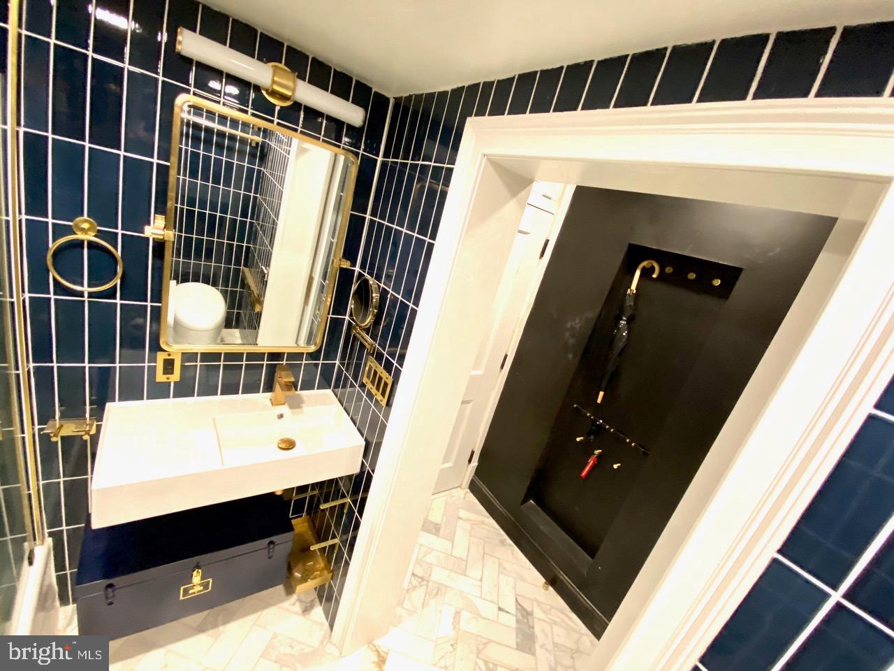 AVENUE OF THE ARTS - Residential