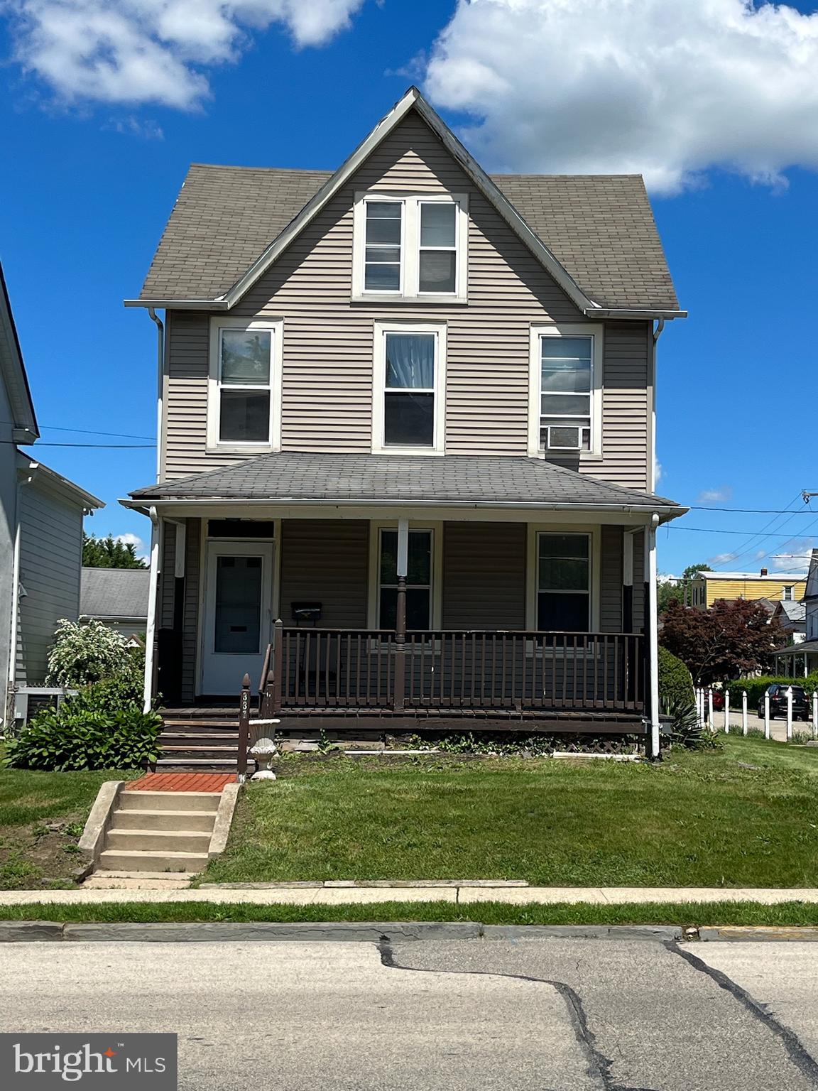 House for rent located in the borough of Ambler. Convenient access to restaurants, shopping, movie theater, and train. Kitchen, living rm, & large dining rm located on the 1st fl. Three bedrooms and a bathroom located on the 2nd floor. Third floor and basement are for storage only.
Pets will be considered.
No smoking.