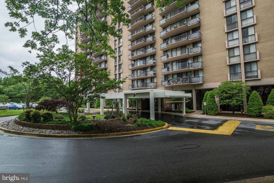 SPACIOUS 2 bed 2 bath condo + BONUS den space! Located on the 7th floor, providing GORGEOUS views from private balcony. Oriented towards the South, this home is awash w/ sunlight all day. Freshly painted & brand new carpet installed throughout! Amenities include 24 hr security desk, pool, gym, storage & MORE. ALL UTILITIES INCLUDED IN CONDO FEE! Conveniently located to restaurants, shops & metro!