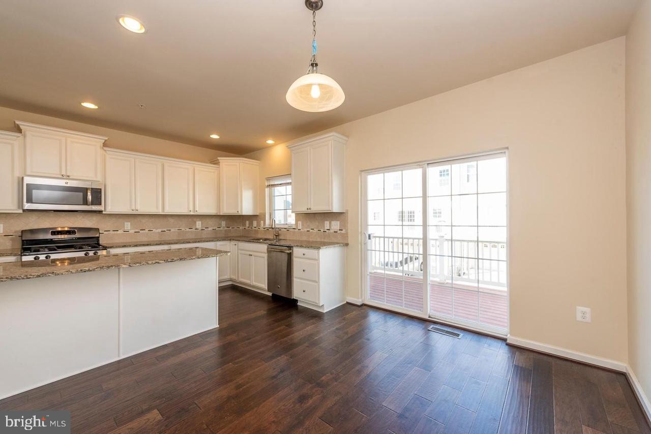 OXFORD SQUARE - Residential Lease