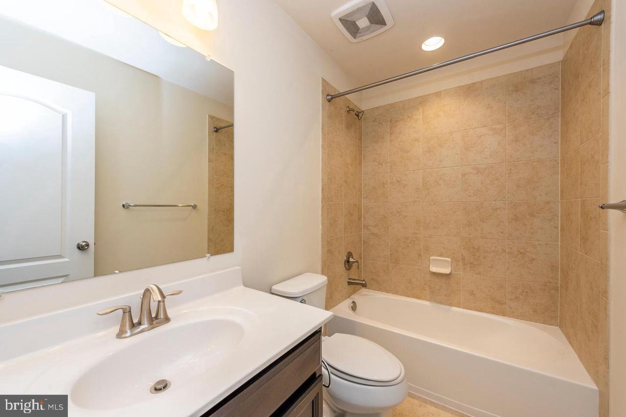 OXFORD SQUARE - Residential Lease