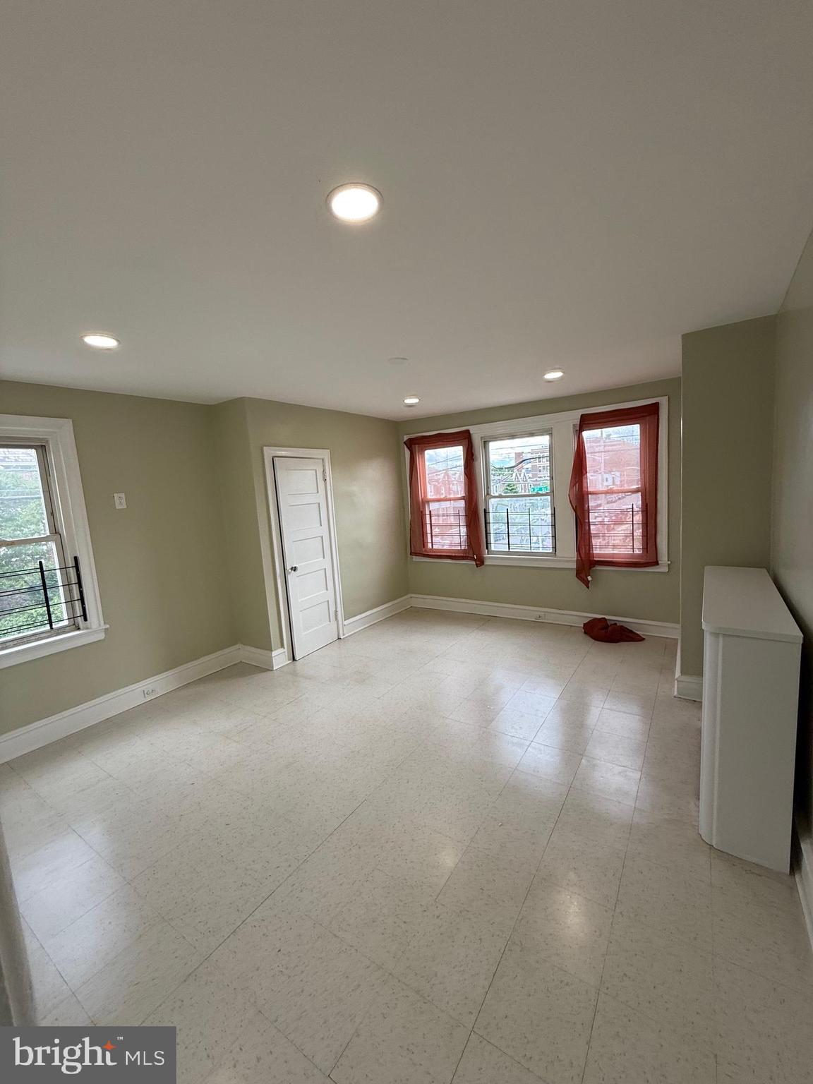 OLNEY - Commercial Sale