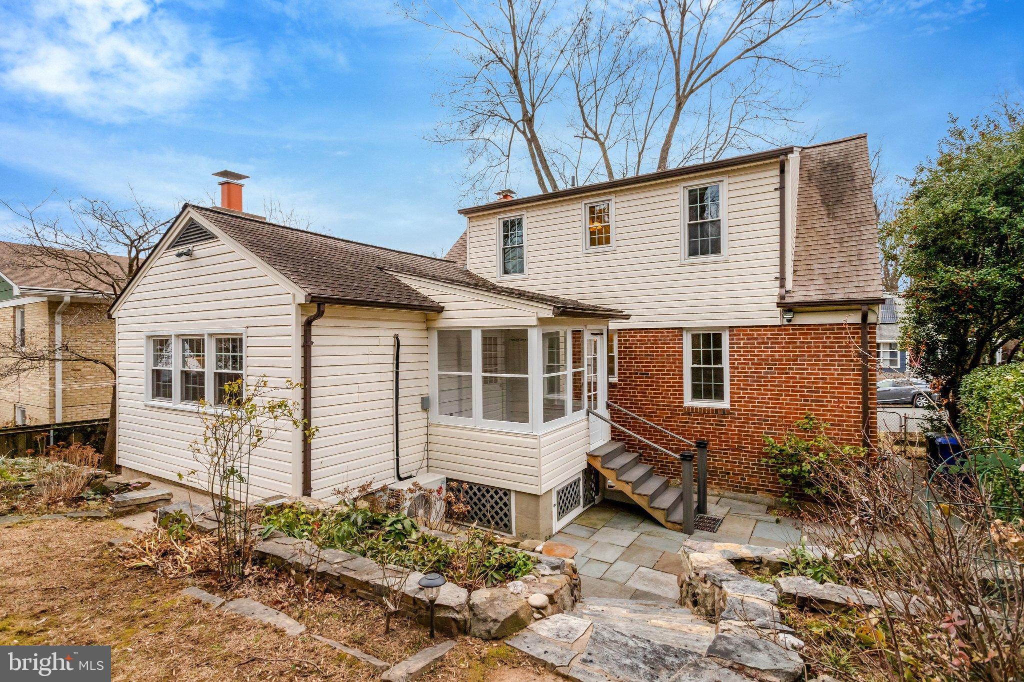 911 N LEXINGTON STREET