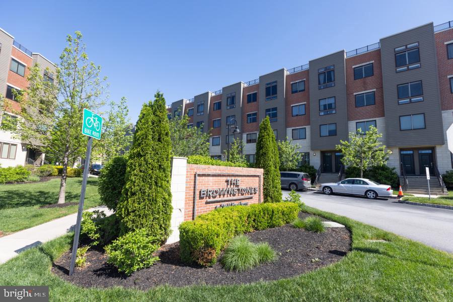 609 LAKEVIEW COURT