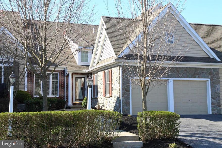 Beautiful townhouse just like new, but better. Offers all appliances, blinds, new carpet, fresh paint, new roof, master suite w/ private patio, walk-in closet and double vanity.