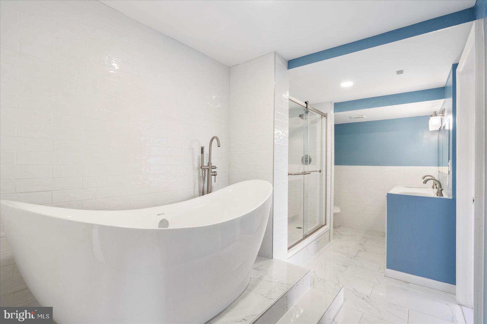 PARK TOWERS EAST - Residential