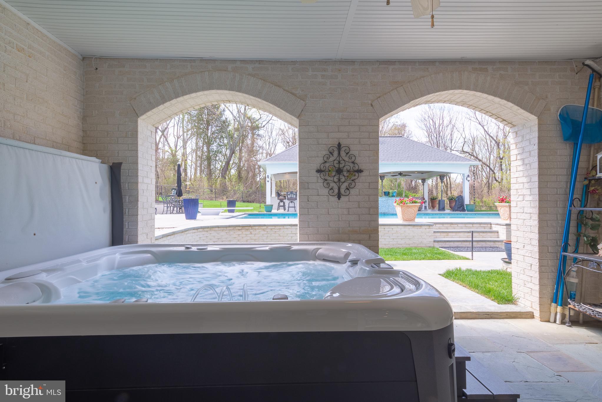 GOVERNORS MANOR - Residential