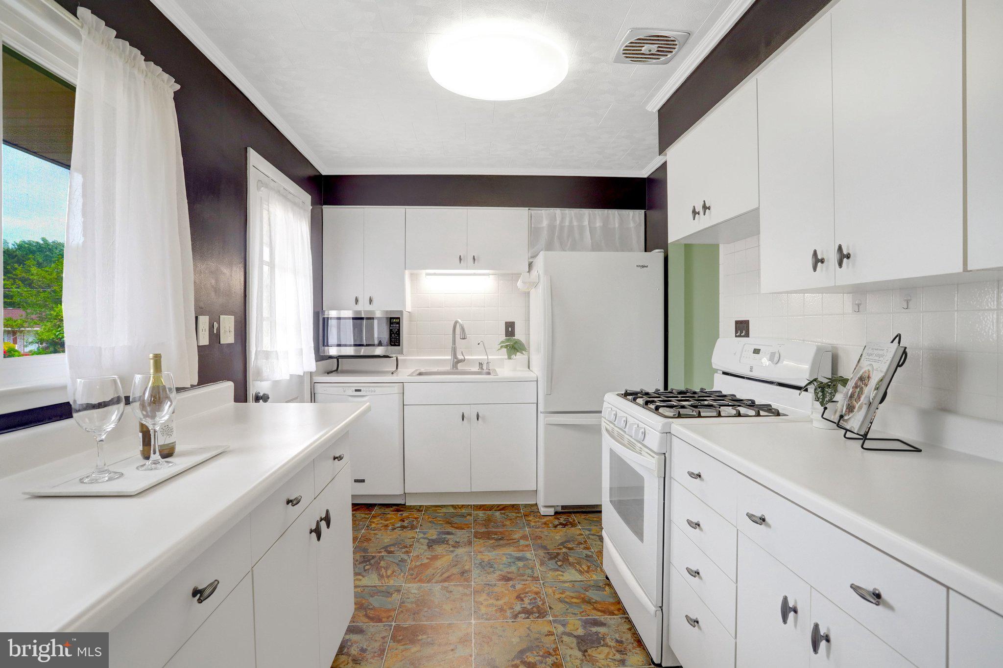 LINCOLNIA HILLS - Residential