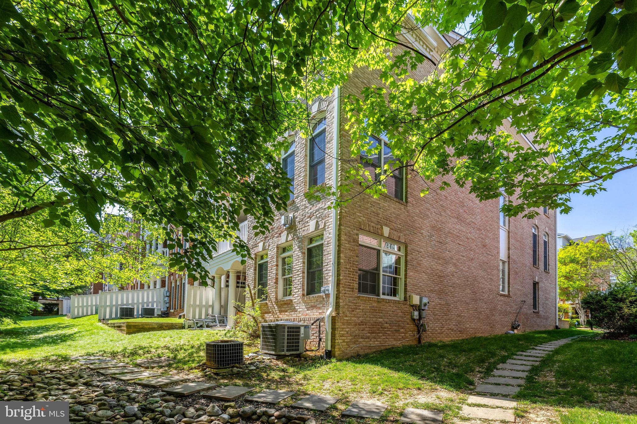 MCLEAN PLACE - Residential