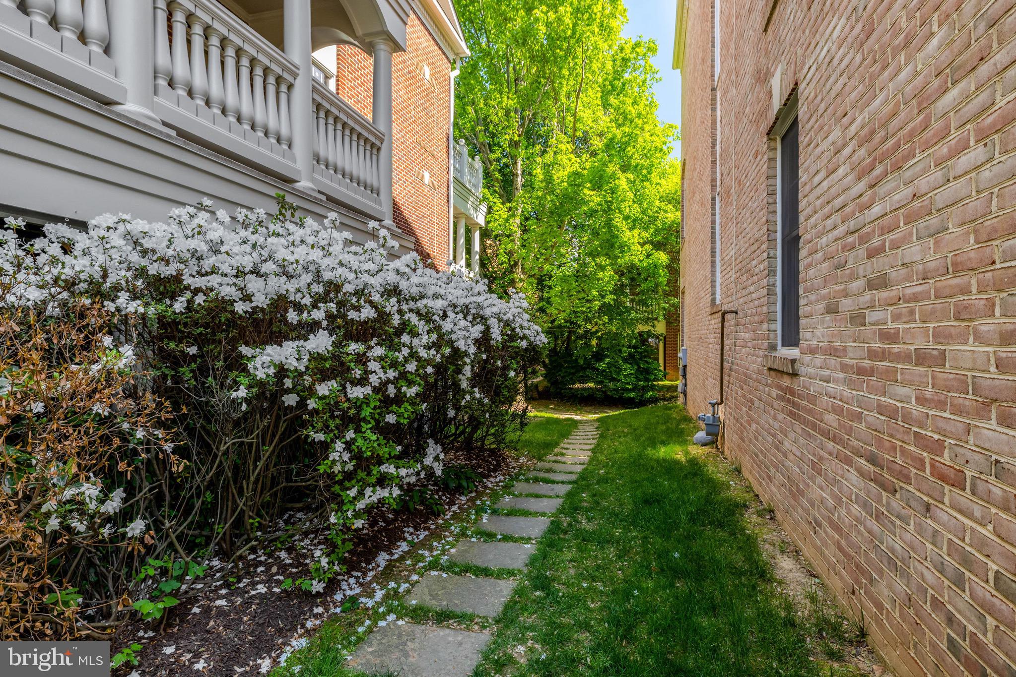 MCLEAN PLACE - Residential