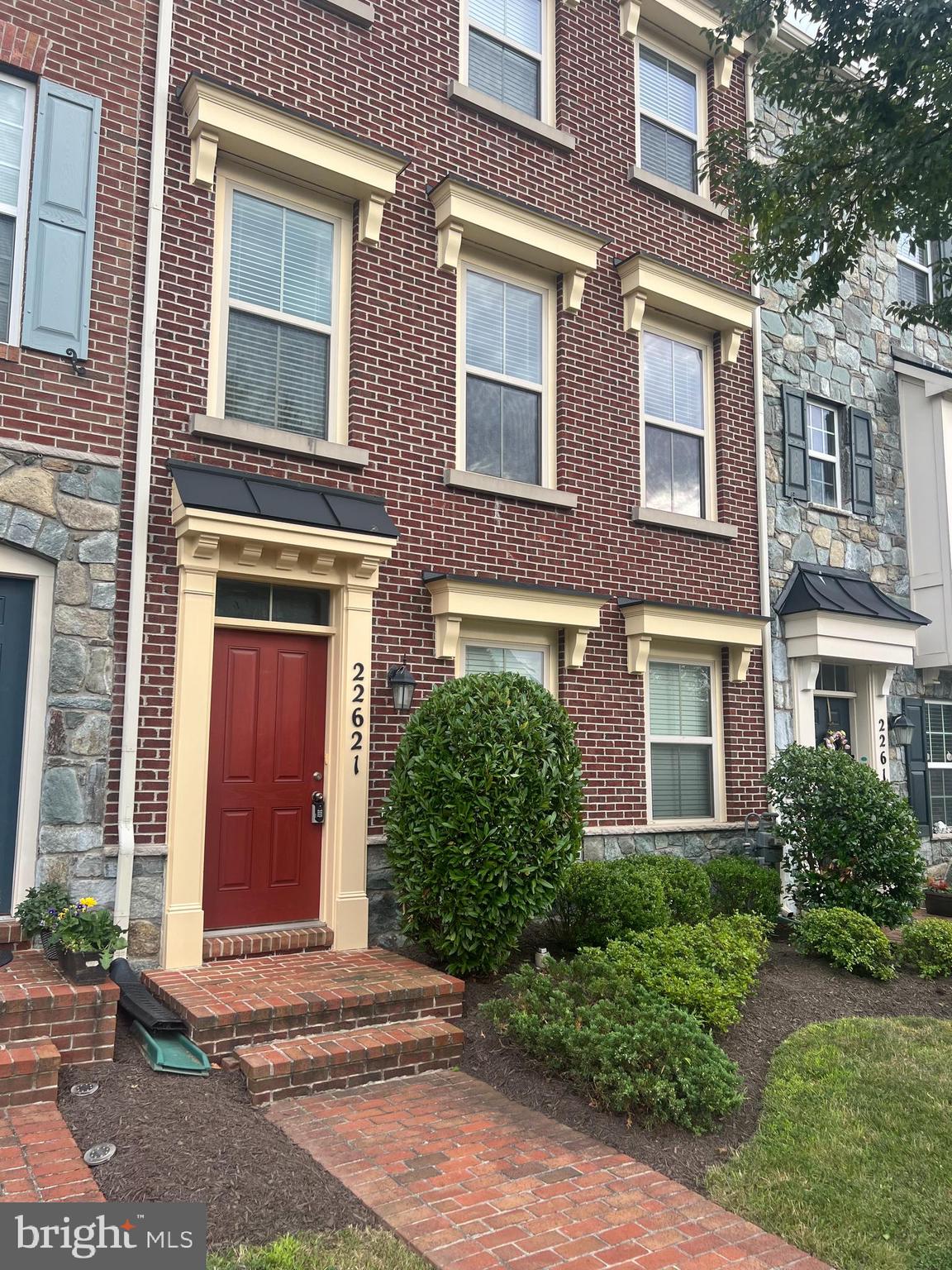 Welcome to this Beautiful 3 level Townhouse with 3 Bedrooms, 2 Full Bathrooms and 2 Half Bathrooms with 2 Car Garage, Hardwood Floors, New Carpet, Gourmet Eat-In Kitchen with Granite Island, SS Appliances, Great Deck, Gorgeous large park setting directly across the street & walking distance to Harris Teeter, Shopping, restaurants, parks, pool and more. Clean, fresh and like new - it doesn't get any better than this. Easy to Show!
Call to get Application from Rentspree - and details