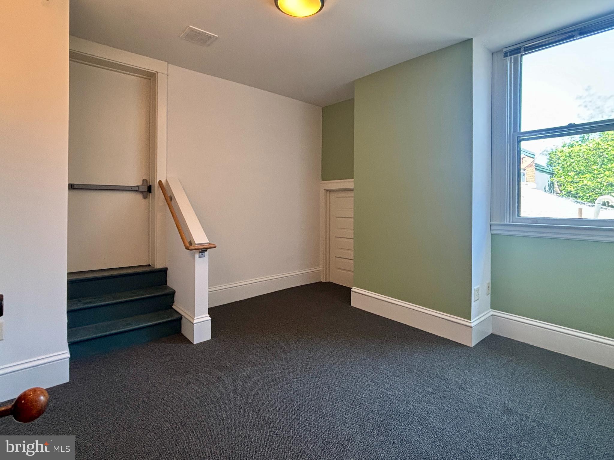 LANCASTER - Commercial Lease