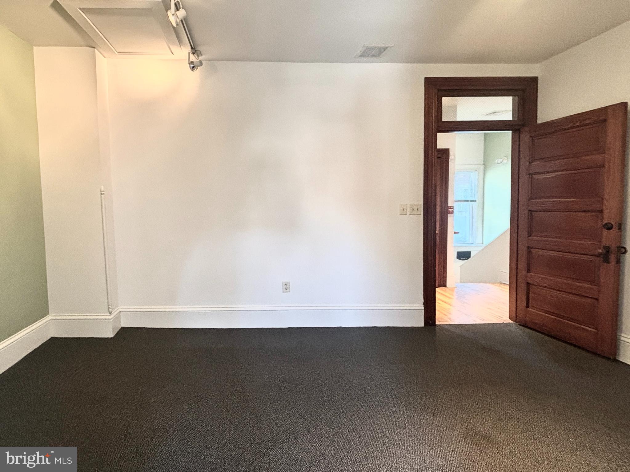 LANCASTER - Commercial Lease