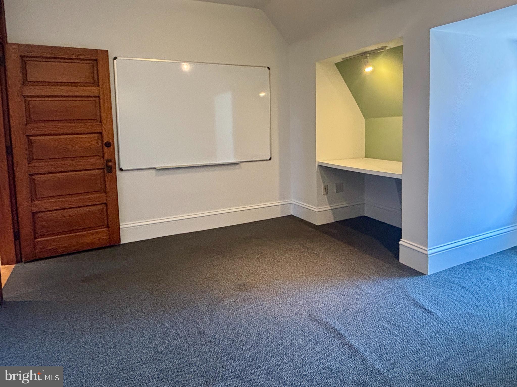 LANCASTER - Commercial Lease