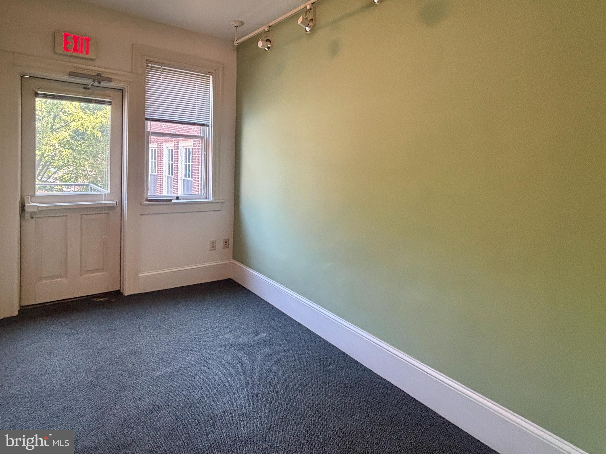 LANCASTER - Commercial Lease