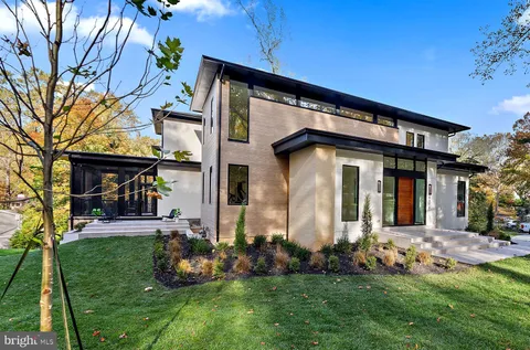 6018 Woodland Terrace, McLean, VA MLS: VAFX2226062