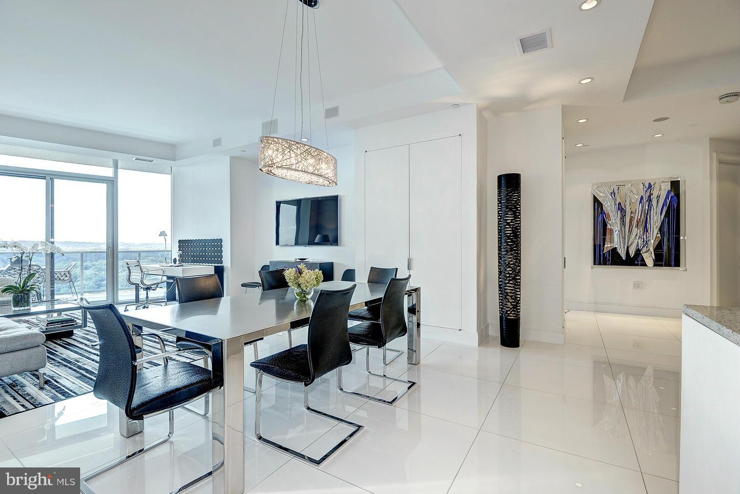 TURNBERRY TOWER - Residential