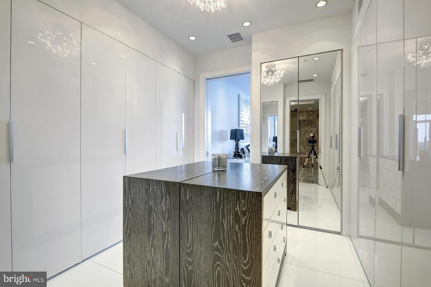 TURNBERRY TOWER - Residential