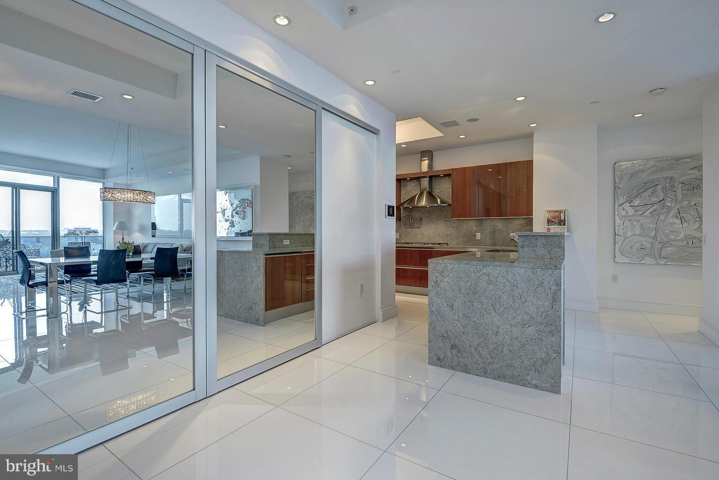 TURNBERRY TOWER - Residential