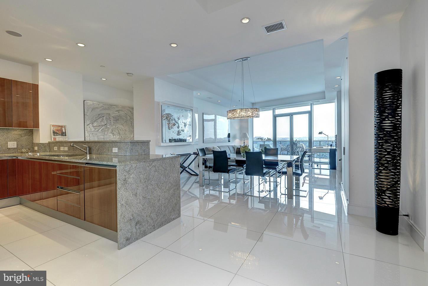 TURNBERRY TOWER - Residential