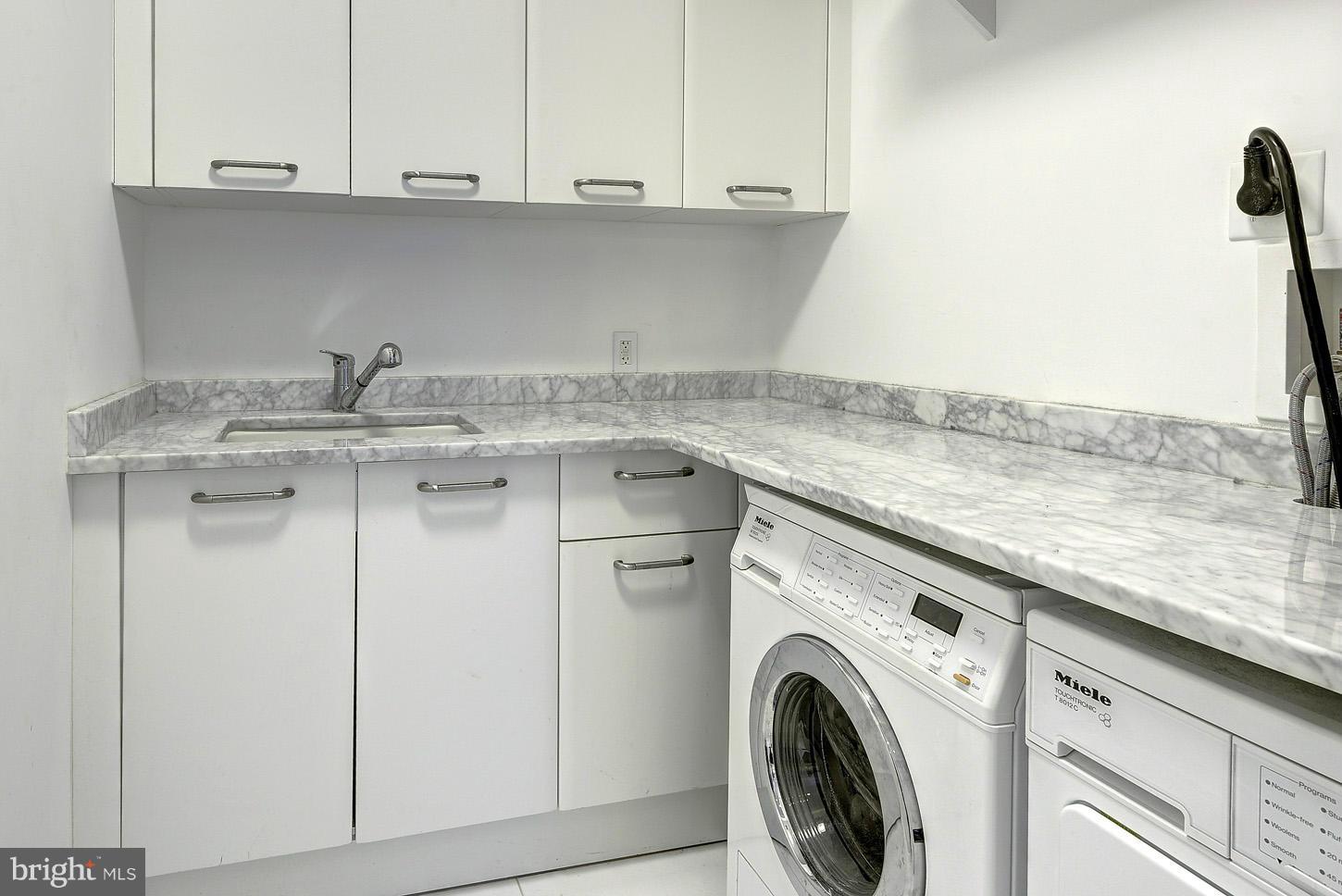 TURNBERRY TOWER - Residential