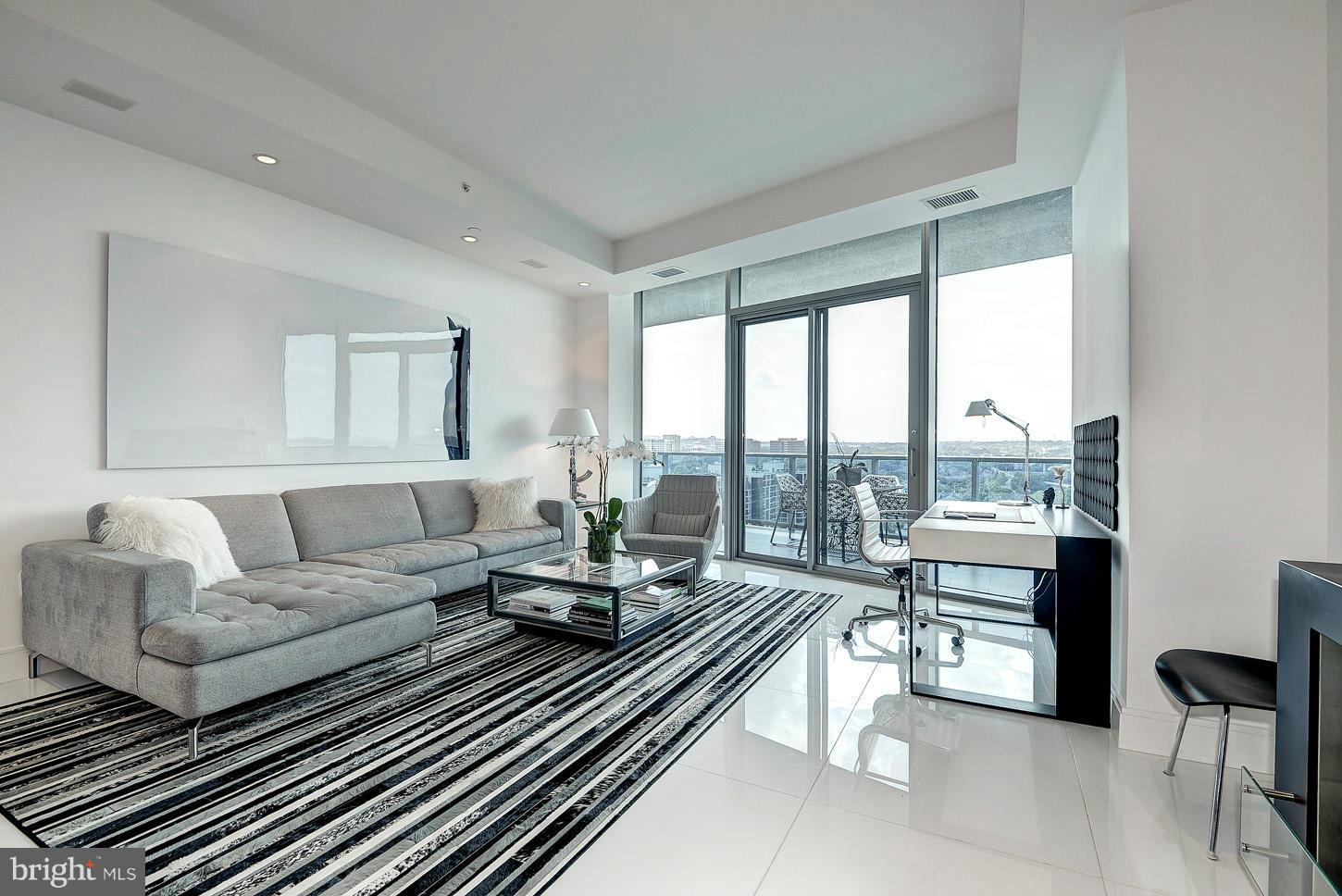 TURNBERRY TOWER - Residential