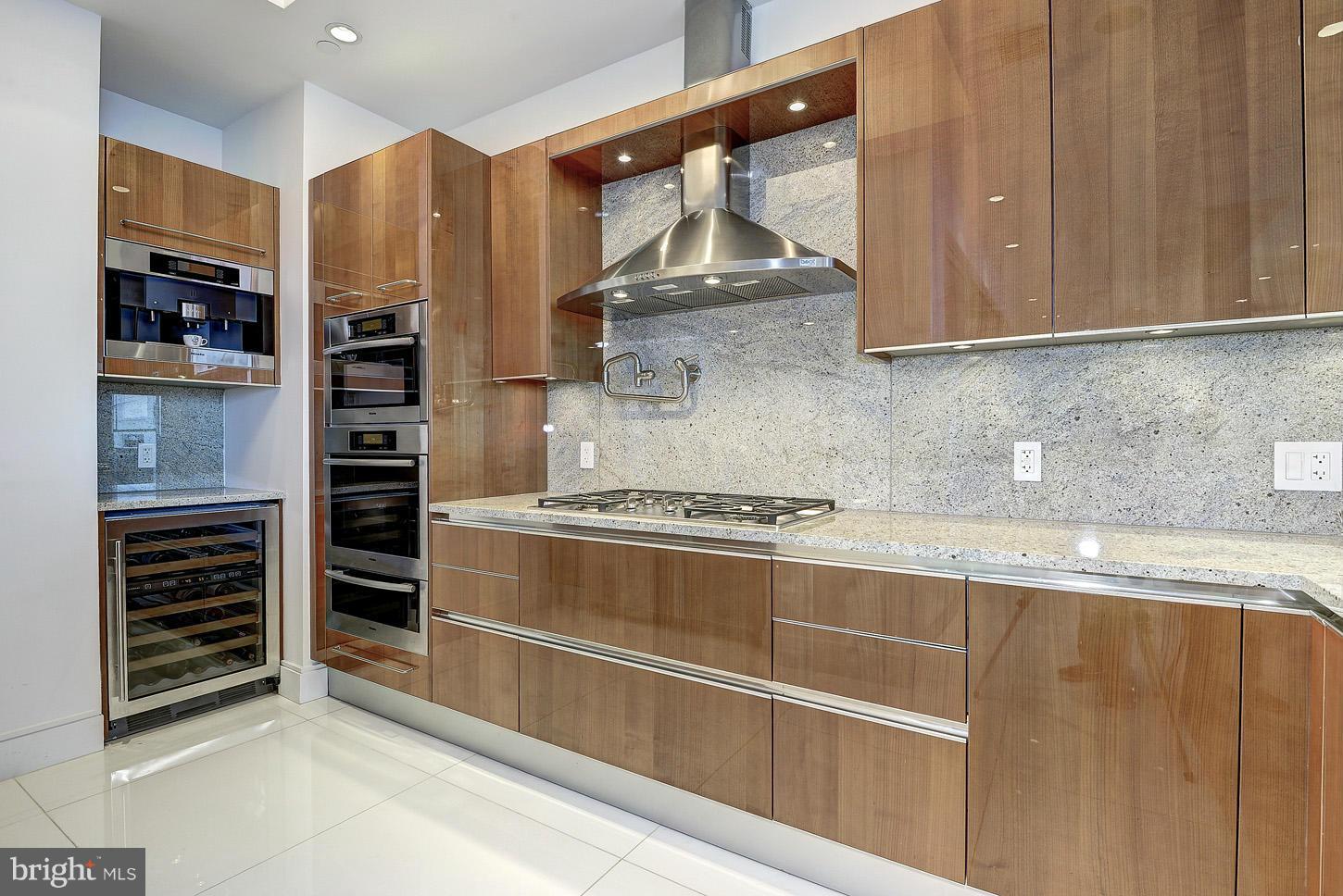 TURNBERRY TOWER - Residential