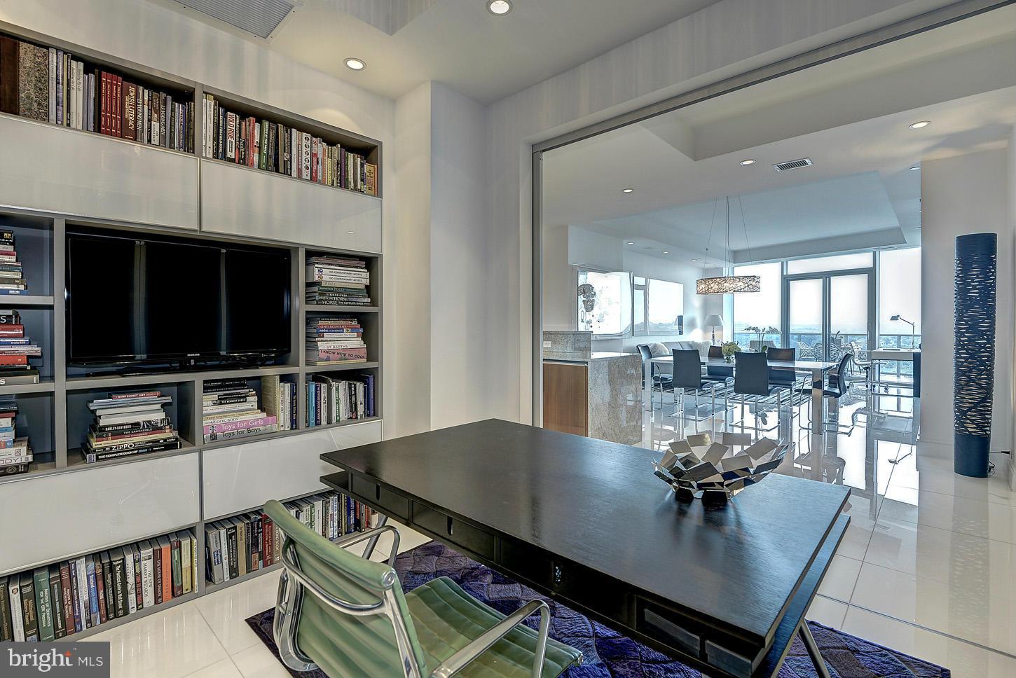 TURNBERRY TOWER - Residential