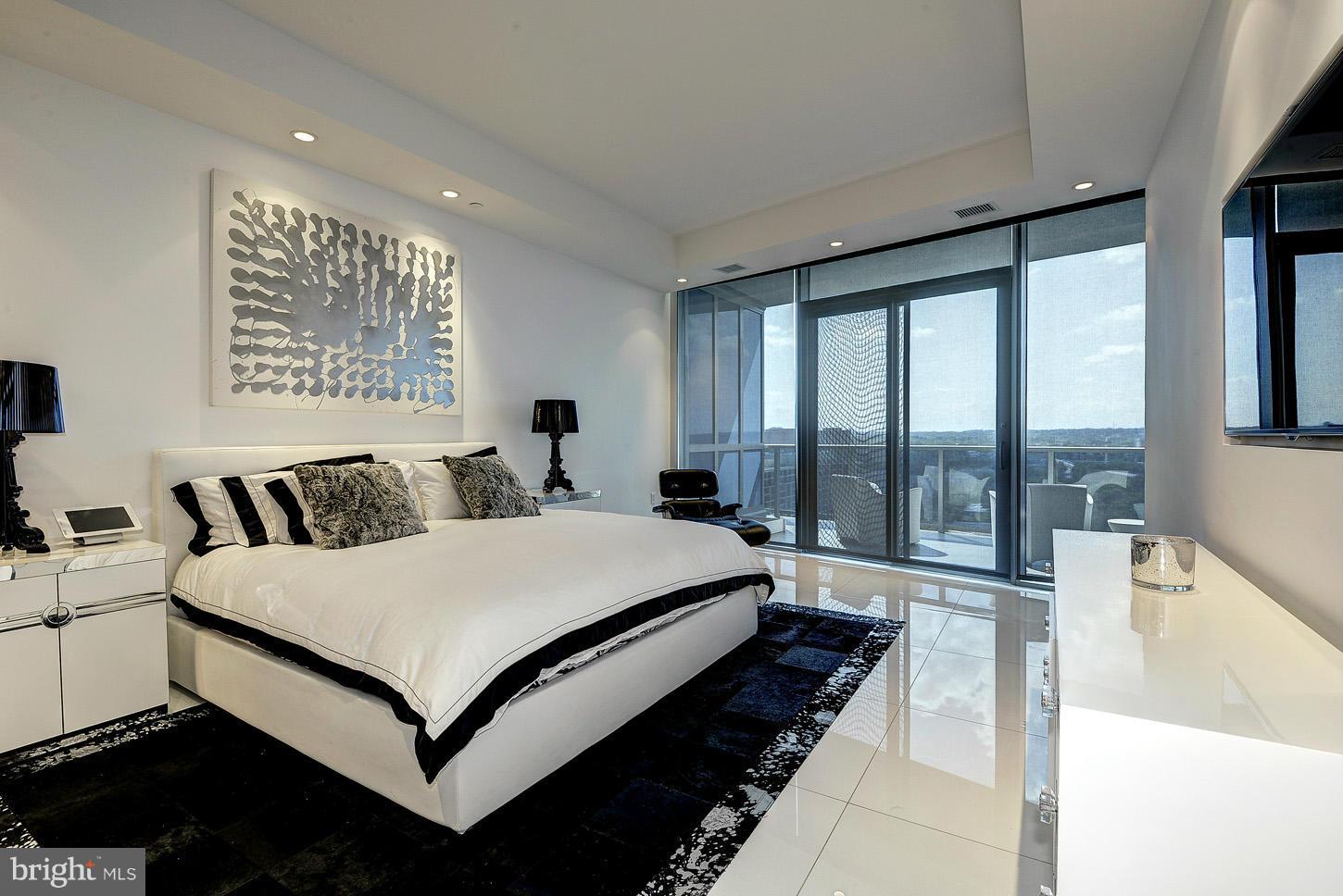 TURNBERRY TOWER - Residential