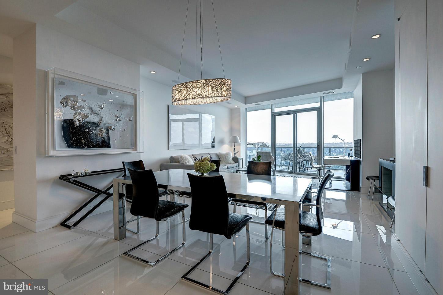 TURNBERRY TOWER - Residential