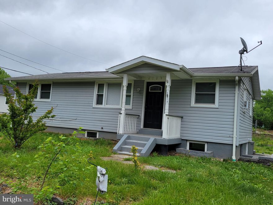 Excellent location, near shopping areas and schools. Fully renovated basement .This is your new home, come and see.